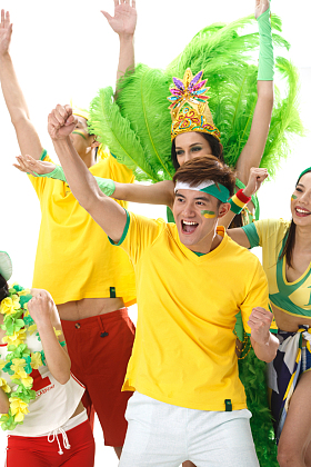 青年球迷看比赛欢呼图片