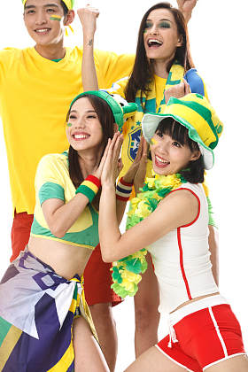 青年球迷看比赛欢呼照片