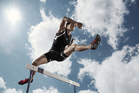 田径运动员在跨栏比赛照片