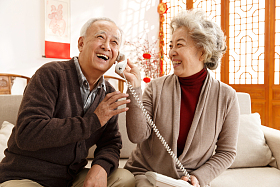 老年夫妇打电话照片