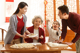 幸福家庭过年包饺子照片