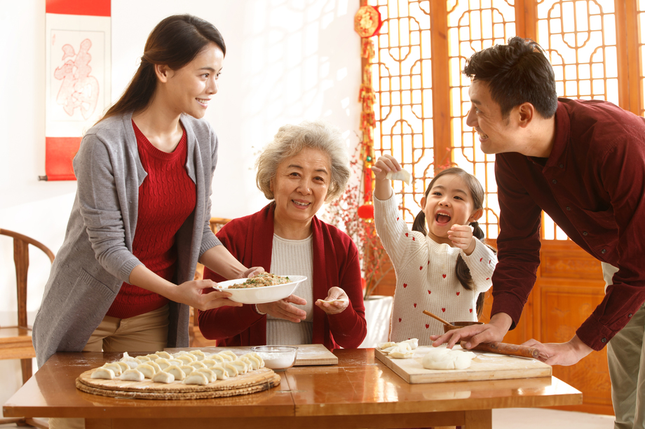 幸福家庭过年包饺子照片