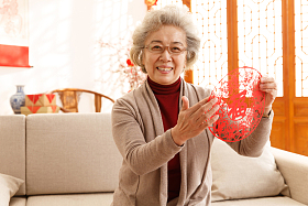 老年人过年贴窗花图片