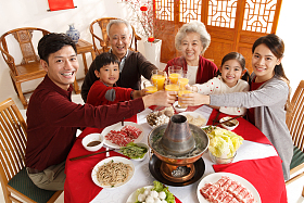 幸福家庭过年吃团圆饭照片