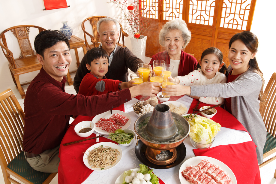 幸福家庭过年吃团圆饭照片