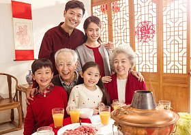 幸福家庭过年吃团圆饭图片