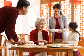 幸福家庭过年包饺子照片