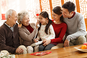 幸福家庭过年打电话图片