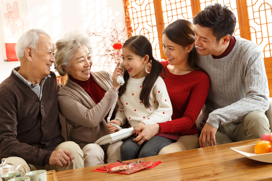 幸福家庭过年打电话图片