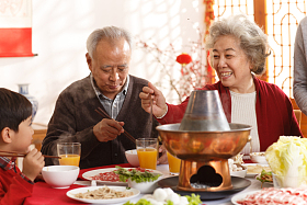 幸福家庭过年吃团圆饭图片