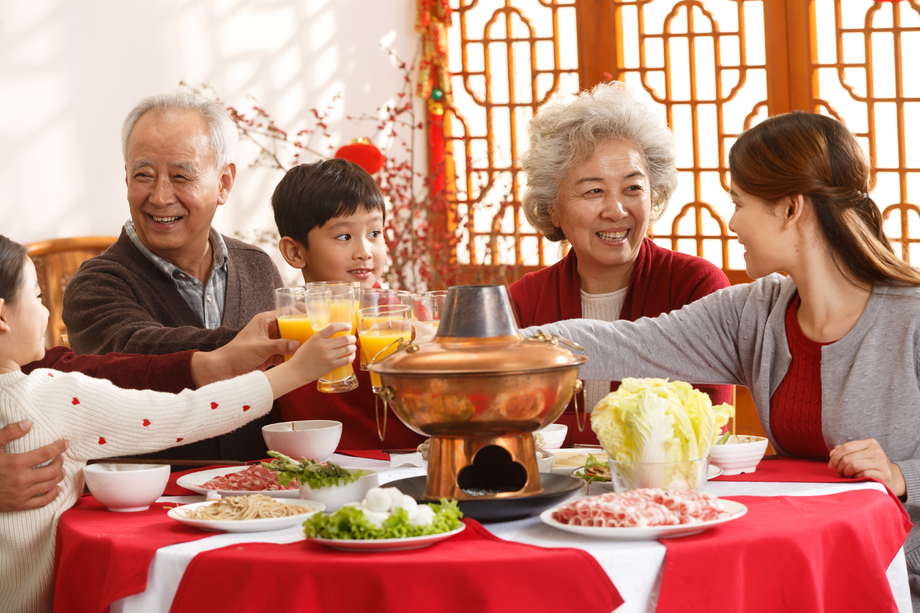 幸福家庭过年吃团圆饭图片