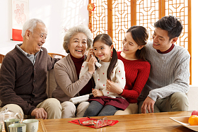 幸福家庭过年打电话图片