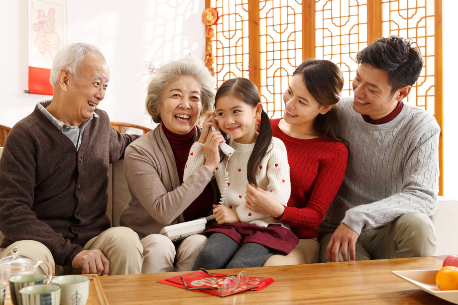 幸福家庭过年打电话图片