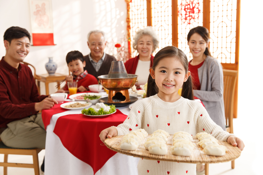小女孩过年端着饺子图片