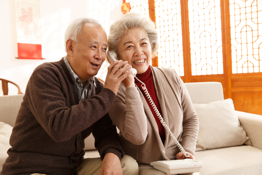 老年夫妇打电话照片