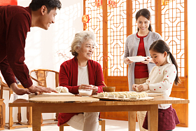幸福家庭过年包饺子图片