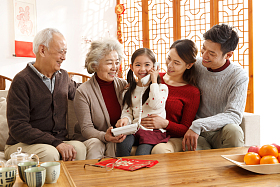 幸福家庭过年打电话图片