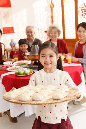 小女孩过年端着饺子图片