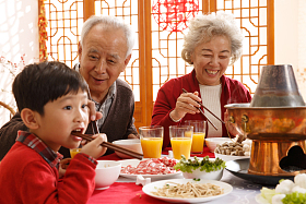幸福家庭过年吃团圆饭照片