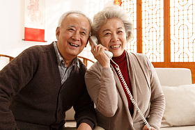 老年夫妇打电话图片