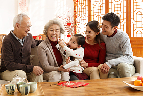 幸福家庭过年打电话图片