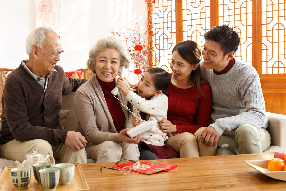 幸福家庭过年打电话图片
