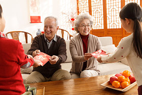 祖父母过年给孙子孙女压岁钱