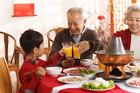 幸福家庭过年吃团圆饭照片