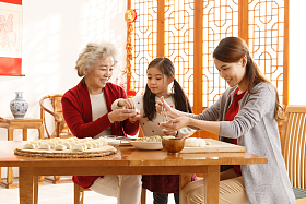 幸福家庭过年包饺子图片