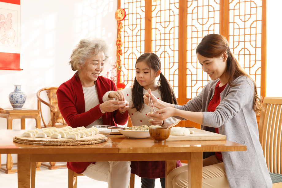 幸福家庭过年包饺子图片
