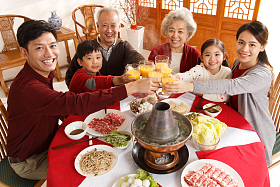 幸福家庭过年吃团圆饭图片