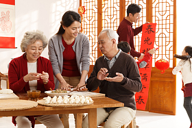 幸福家庭过年包饺子照片