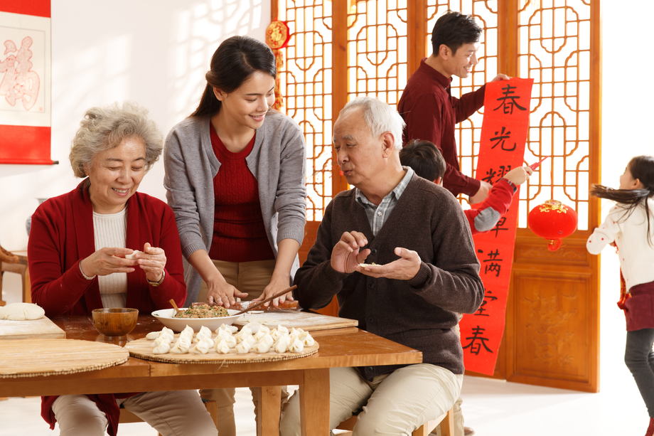 幸福家庭过年包饺子照片