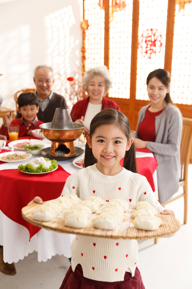 小女孩过年端着饺子图片