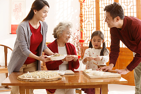 幸福家庭过年包饺子图片