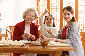 幸福家庭过年包饺子照片