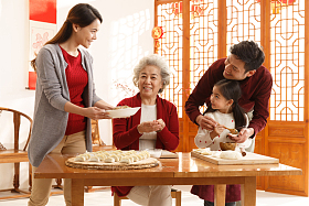 幸福家庭过年包饺子图片
