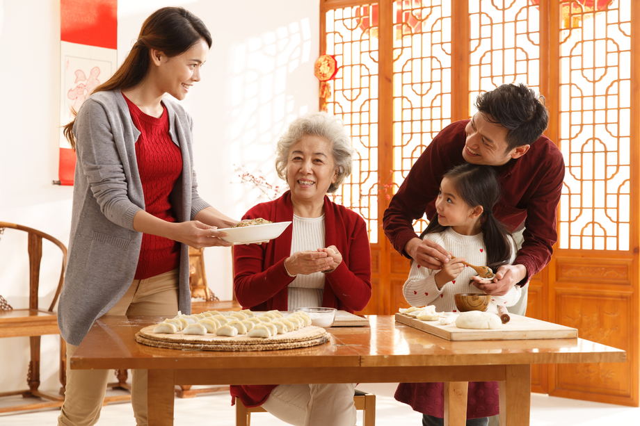 幸福家庭过年包饺子图片
