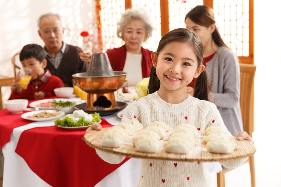 小女孩过年端着饺子图片