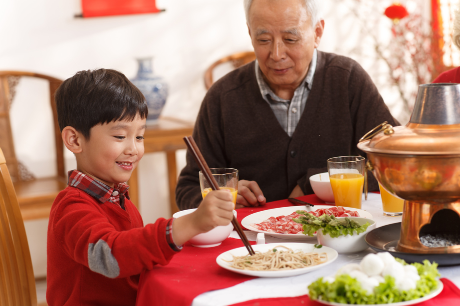 幸福家庭过年吃团圆饭照片