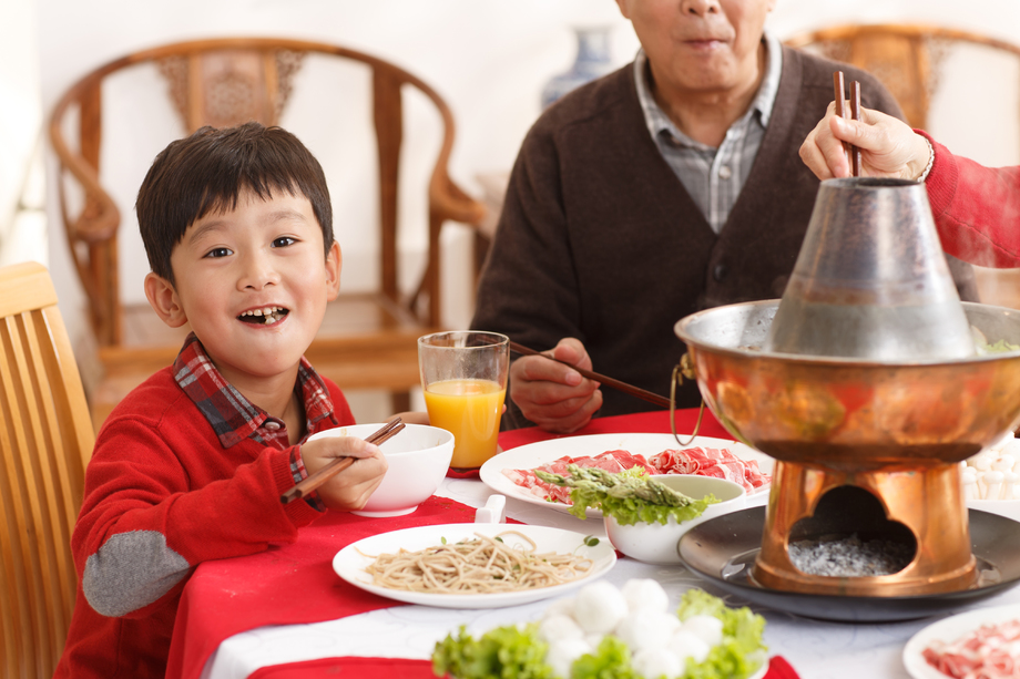 幸福家庭过年吃团圆饭图片