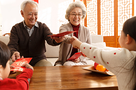 祖父母过年给孙子孙女压岁钱图片