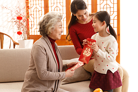 祖母过年给孙女压岁钱图片
