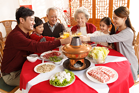 幸福家庭过年吃团圆饭图片