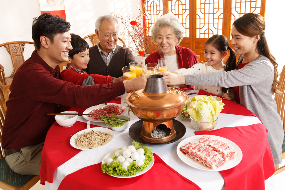 幸福家庭过年吃团圆饭图片