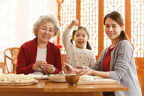 幸福家庭过年包饺子照片