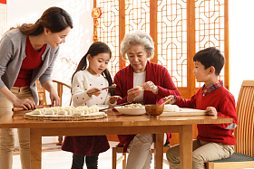 幸福家庭过年包饺子图片