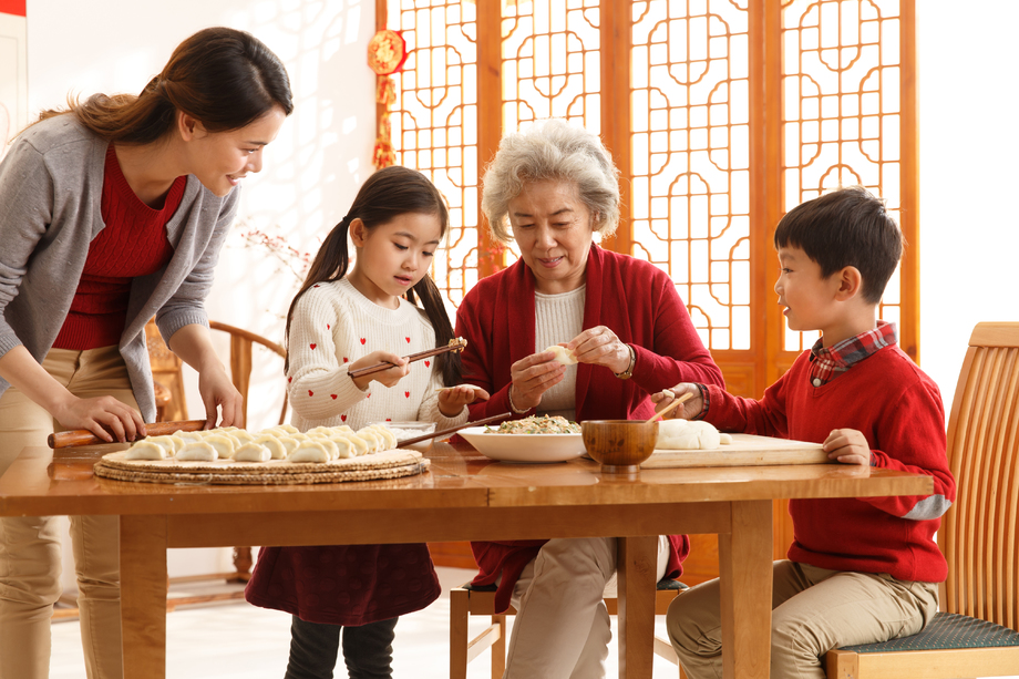 幸福家庭过年包饺子图片