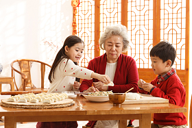 幸福家庭过年包饺子图片