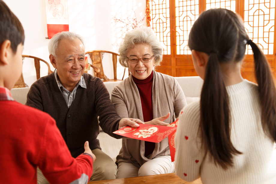 祖父母过年给孙子孙女压岁钱 祖父母过年给孙子孙女压岁钱